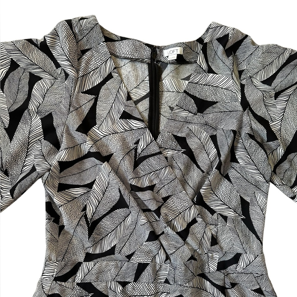 LOFT black & white leaf pattern criss cross front flutter sleeve romper size 10 - Picture 2 of 8